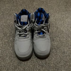 Nike 10.5 Men’s Gray black and blue plaid with brown sole